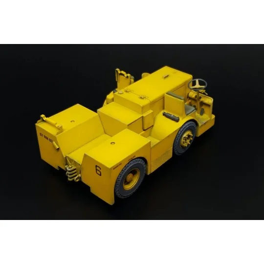 UK Flight Deck Tractor Tugmaster, 1/32 - Brengun BRL32052