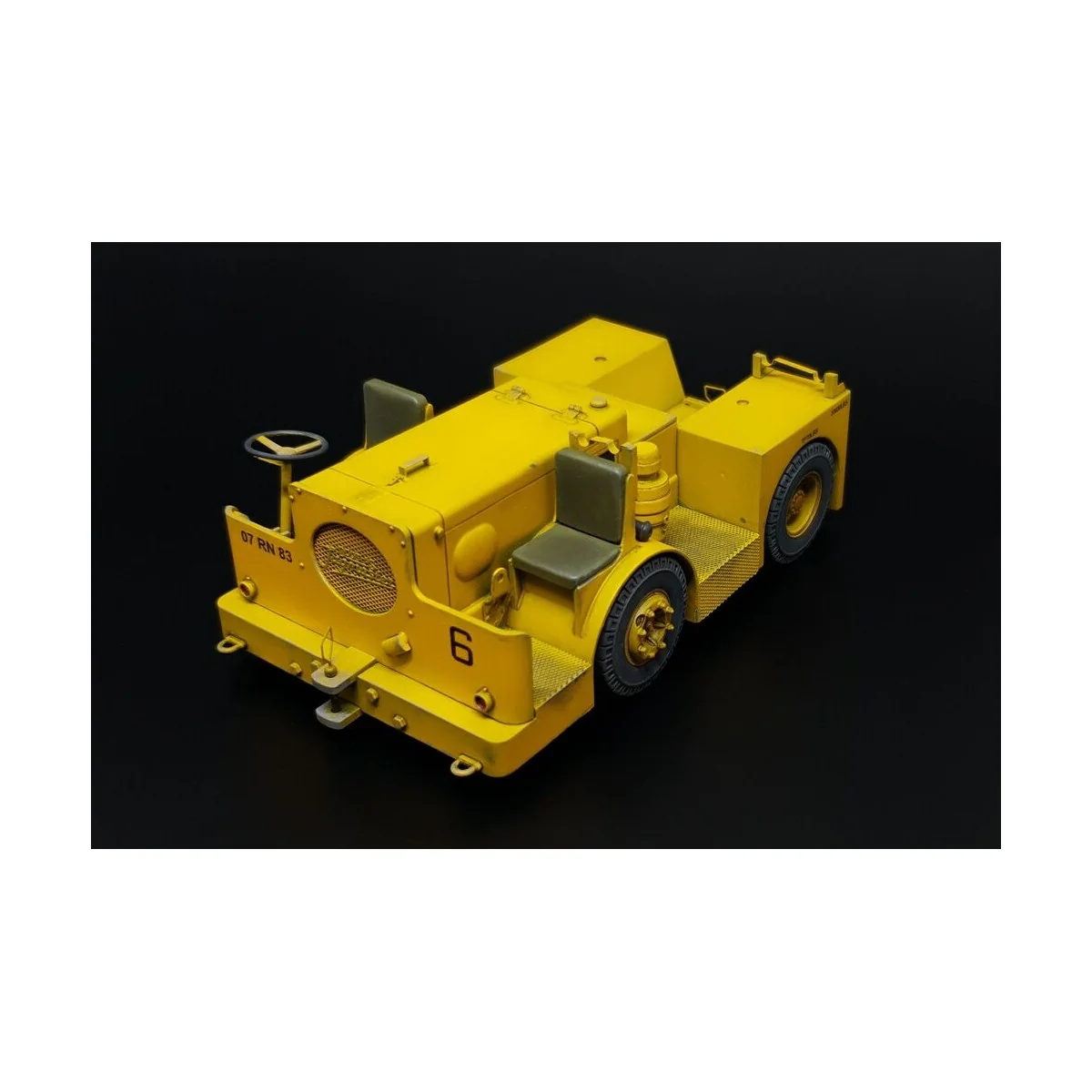 UK Flight Deck Tractor Tugmaster, 1/32 - Brengun BRL32052