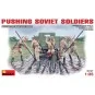 Pushing Soviet Soldiers, 1/35 - MiniArt 35137