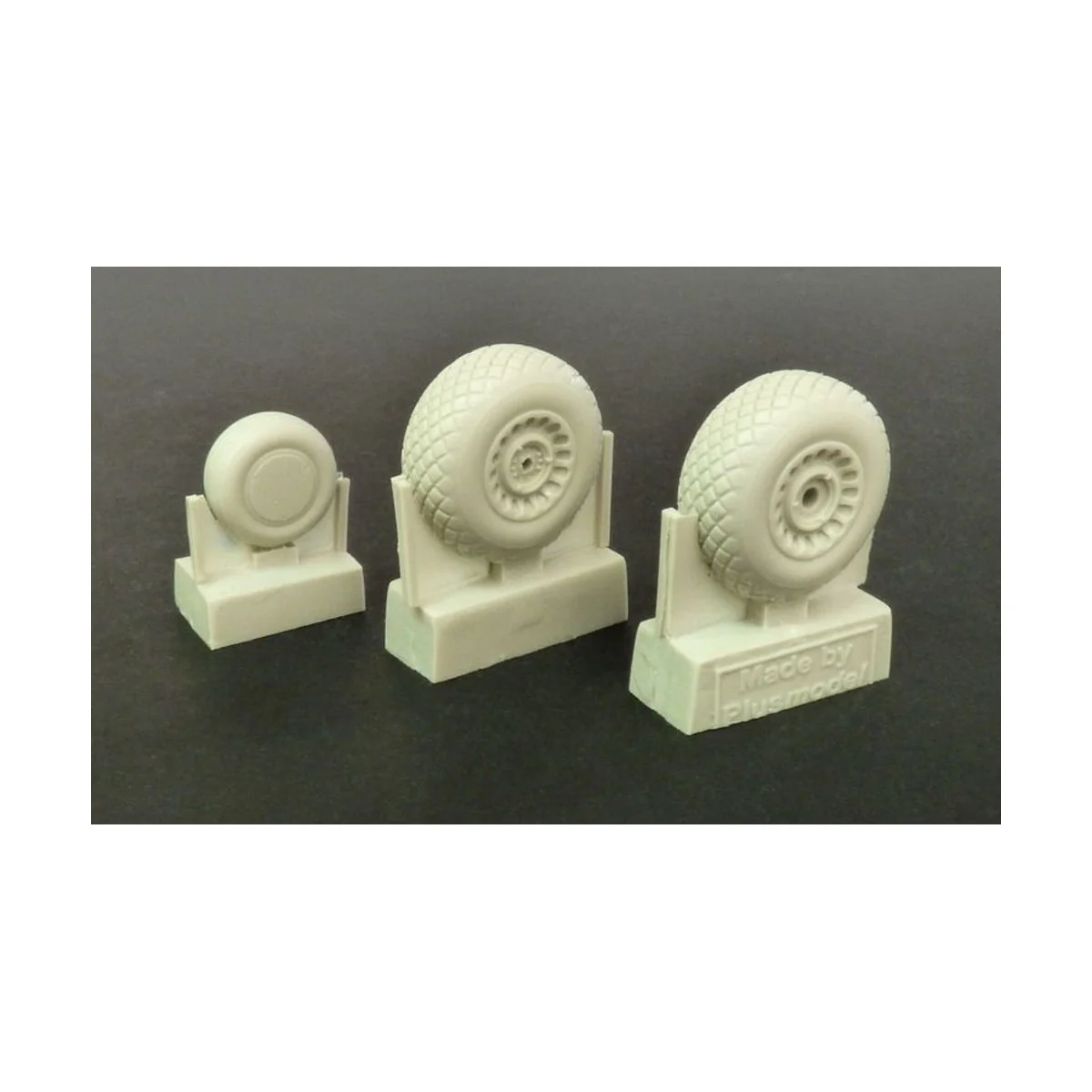 B-26 Marauder early wheels diamond tread, 1/72 - Plus model AL7043