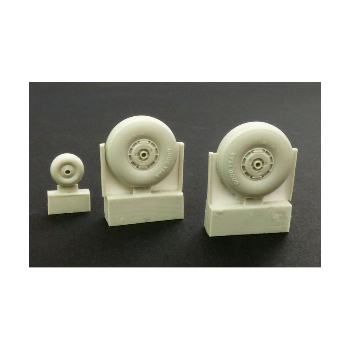 C-47 Skytrain wheels with cover, 1/72 - Plus model AL7044