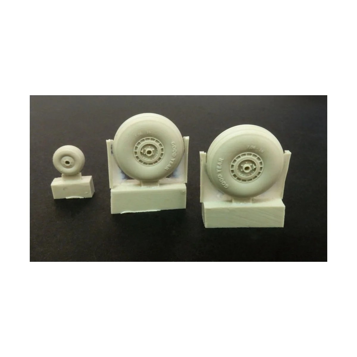 C-47 Skytrain wheels without cover, 1/72 - Plus model AL7045