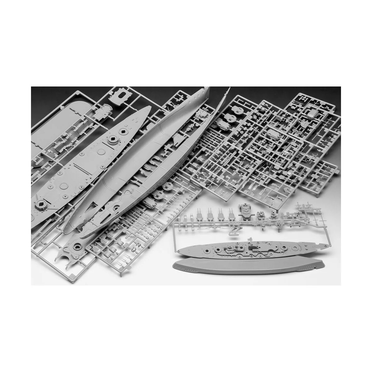 The Legendary Bismarck, 1/700 - Revell 05637 The Legendary Bismarck, 1/700 - Revell 05637