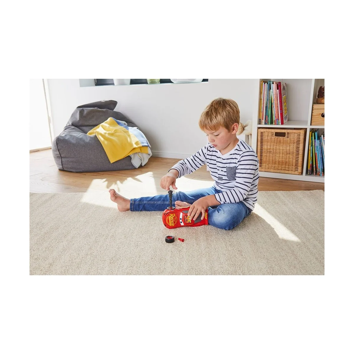 Lightning McQueen Disney-Cars Auto mit Licht&Sound, 1/20 - Revell 0...