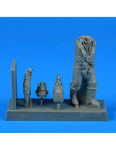 RAF WWII Bomber Pilot with bag, 1/32 - Aerobonus 320.163
