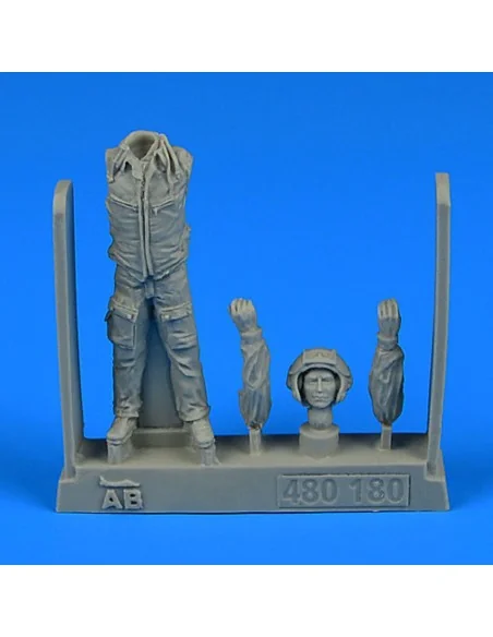 Modern Soviet Fighter Pilot with HUD, 1/48 - Aerobonus 480.180