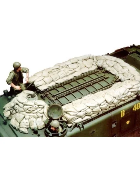 U.S.Marine LVTP5 Crew & Sandbags - Hobby Fan HF516