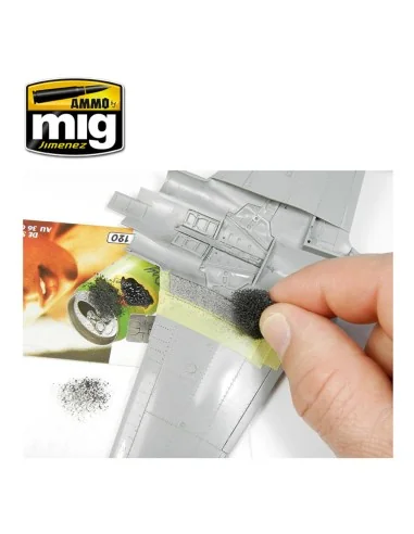 Anti-Slip Paste - Black Color (for 1/72 & 1/48 scales) - AMMO by MI...