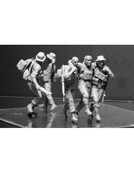 “Head for the “Huey”, Vietnam War series”, 1/35 - Master Box Ltd. 3...