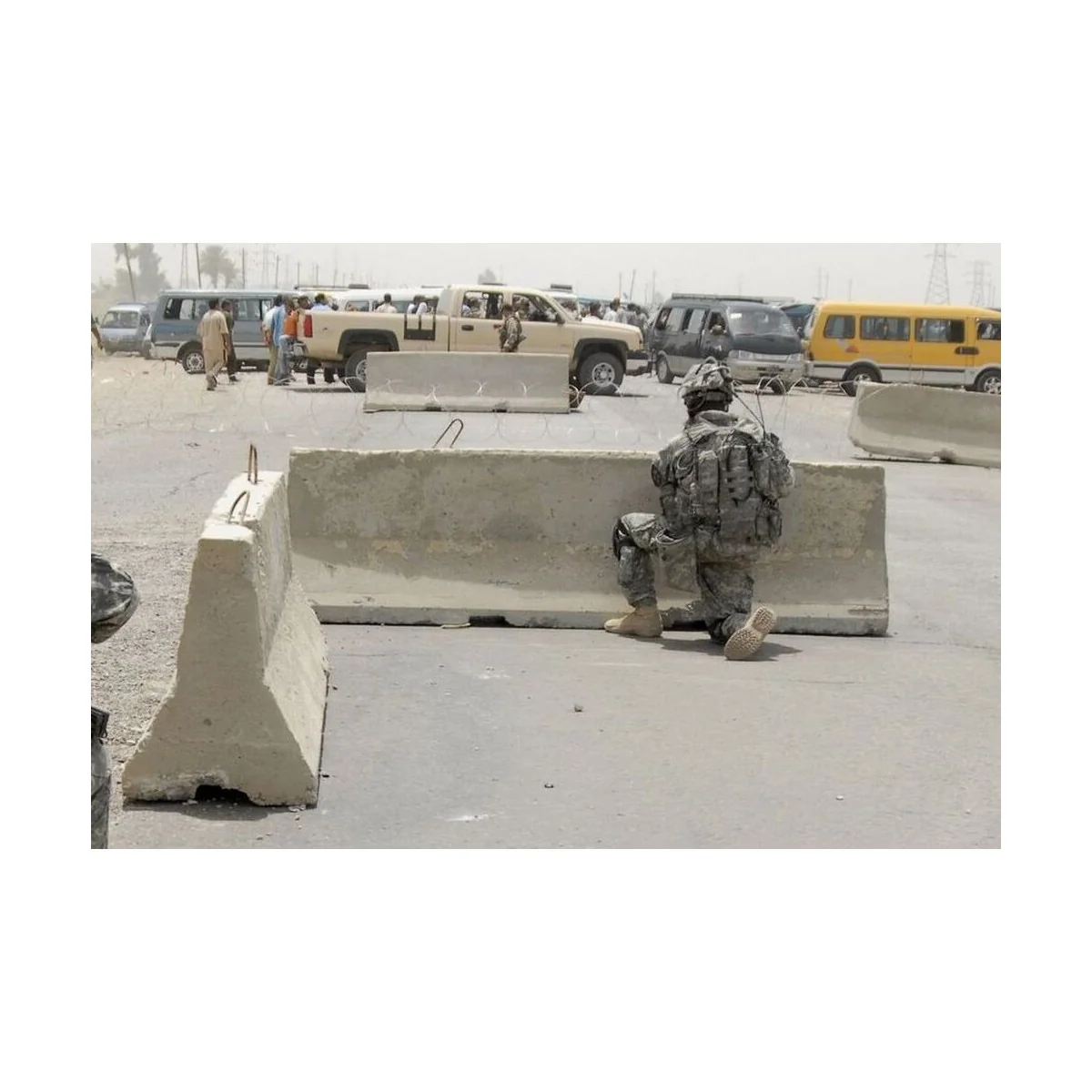 Modern concrete road barriers - Hauler HLF48009