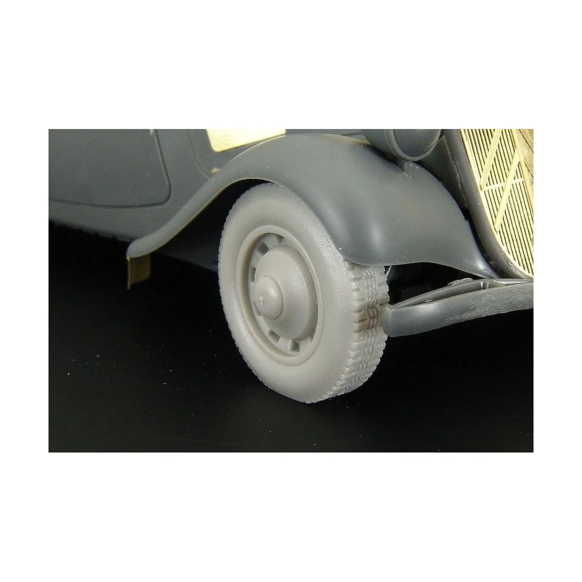 Citroen 11CV wheels, 1/35 - Hauler HLU35020