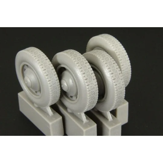 Citroen 11CV wheels, 1/35 - Hauler HLU35020