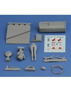 Pin-up at the gas pump, 1/35 - Royal Model RM929
