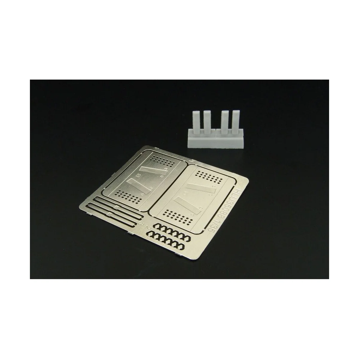 Ukraine police shield (2pcs), 1/35 - Hauler HLU35088