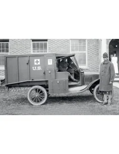 Model T 1917 Ambulance with US Medical Personnel, 1/35 - ICM 35662