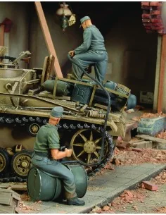 German crew refuelling tank-2 fig.-WWII, 1/35 - Royal Model RM154