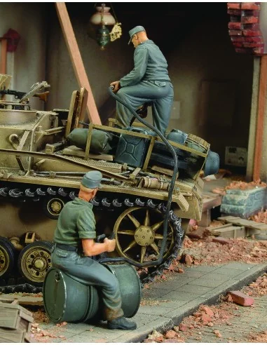German crew refuelling tank-2 fig.-WWII, 1/35 - Royal Model RM154
