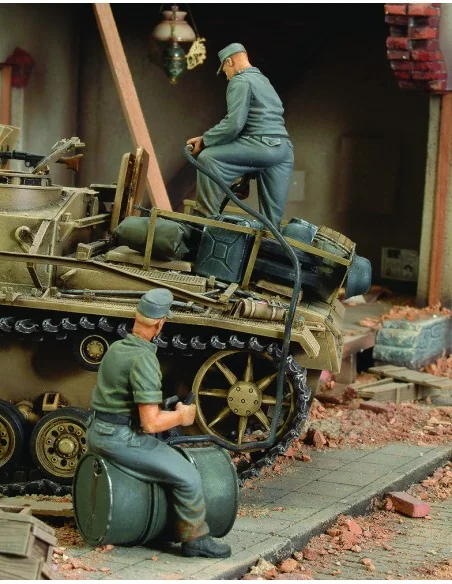 German crew refuelling tank-2 fig.-WWII, 1/35 - Royal Model RM154