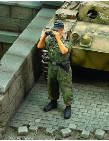 [NO_DESC] Waffen SS tanker looking through binoculars-WWII, 1/35 - ...