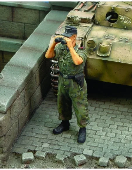 [NO_DESC] Waffen SS tanker looking through binoculars-WWII, 1/35 - ...