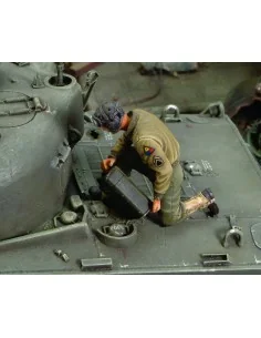 U.S. CREW member refuelling tank - WWII, 1/35 - Royal Model RM165
