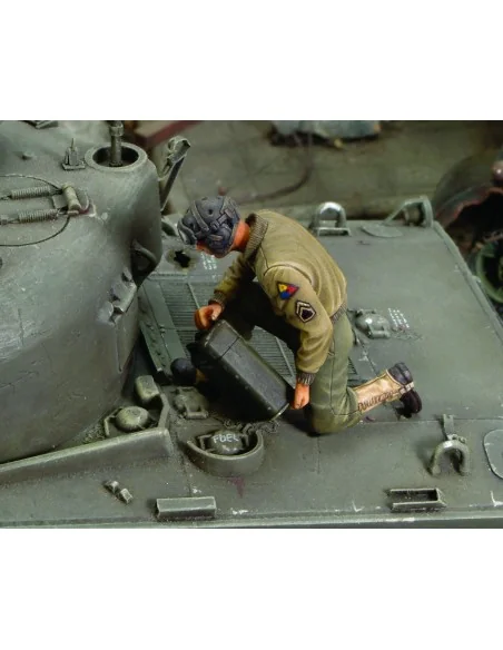 U.S. CREW member refuelling tank - WWII, 1/35 - Royal Model RM165
