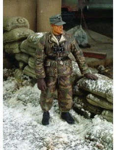 German tanker in winter dress - WWII, 1/35 - Royal Model RM175