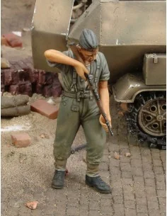 German soldier cleaning rifle-WWII, 1/35 - Royal Model RM177