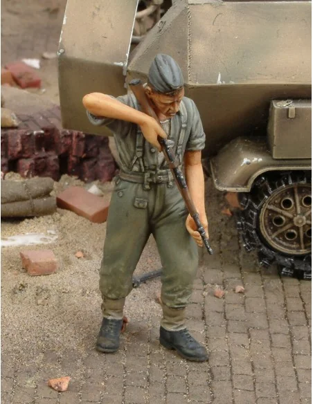 German soldier cleaning rifle-WWII, 1/35 - Royal Model RM177