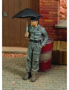 German Tanker at rest Italy 1944, 1/35 - Royal Model RM415
