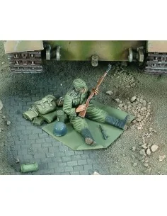 German soldier cleans up his rifle-WWII, 1/35 - Royal Model RM534