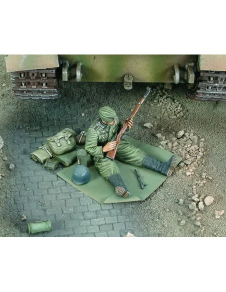 German soldier cleans up his rifle-WWII, 1/35 - Royal Model RM534