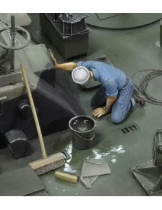 [NO_DESC] U.S. sailor who is washing-WWII, 1/35 - Royal Model RM537