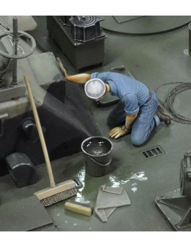 U.S. sailor who is washing-WWII, 1/35 - Royal Model RM537