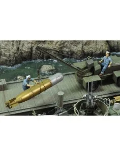 U.S. sailors loading torpedo-WWII, 1/35 - Royal Model RM538