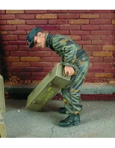 King Tiger crewman with Italian Camouflage, 1/35 - Royal Model RM543