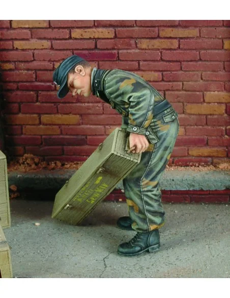 King Tiger crewman with Italian Camouflage, 1/35 - Royal Model RM543