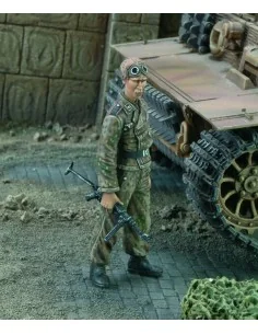 SS-Unterscarfuhrer with MP-40 WWII, 1/35 - Royal Model RM551