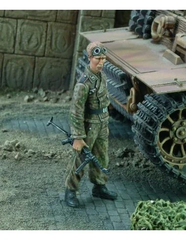 [NO_DESC] SS-Unterscarfuhrer with MP-40 WWII, 1/35 - Royal Model RM551
