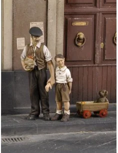 [NO_DESC] Civilian man with children-WWII, 1/35 - Royal Model RM573
