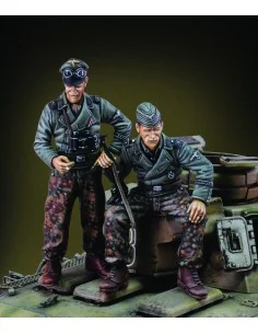 German tankers at rest-WWII, 1/35 - Royal Model RM622