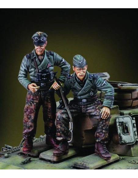 German tankers at rest-WWII, 1/35 - Royal Model RM622