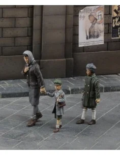 Mother with her children, 1/35 - Royal Model RM636