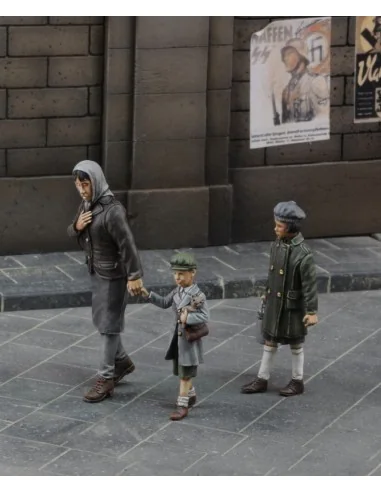 Mother with her children, 1/35 - Royal Model RM636