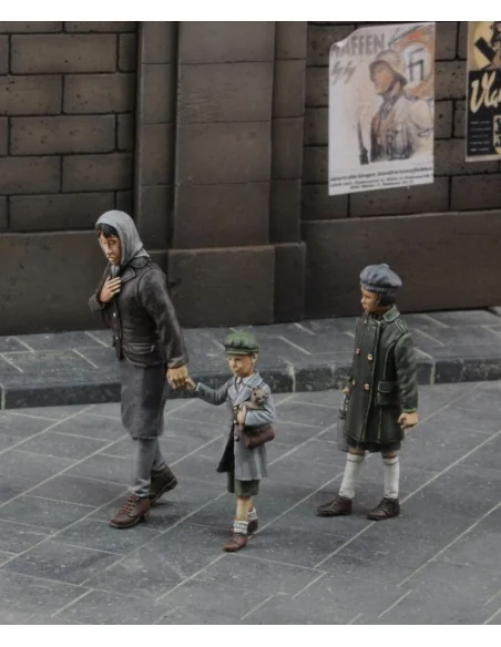 Mother with her children, 1/35 - Royal Model RM636