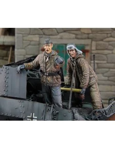 German tankers in winter dress loading ammo-2 fig., 1/35 - Royal Mo...