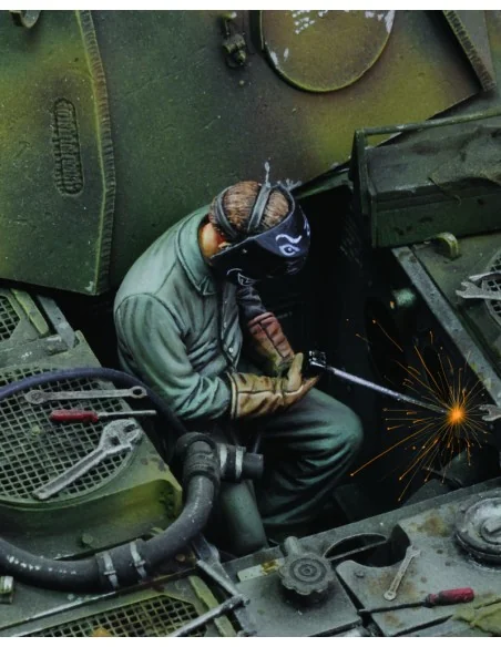 Man using electric welder-no.1, 1/35 - Royal Model RM683