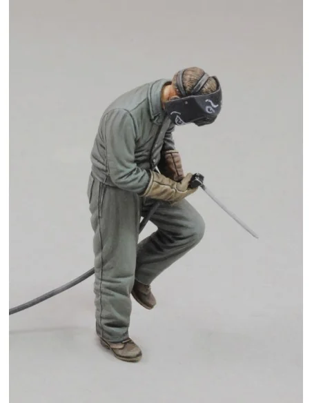 [NO_DESC] Man using electric welder-no.1, 1/35 - Royal Model RM683