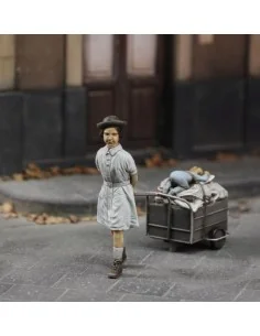 Girl with her stuff, 1/35 - Royal Model RM754