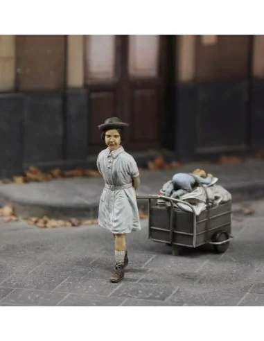 Girl with her stuff, 1/35 - Royal Model RM754